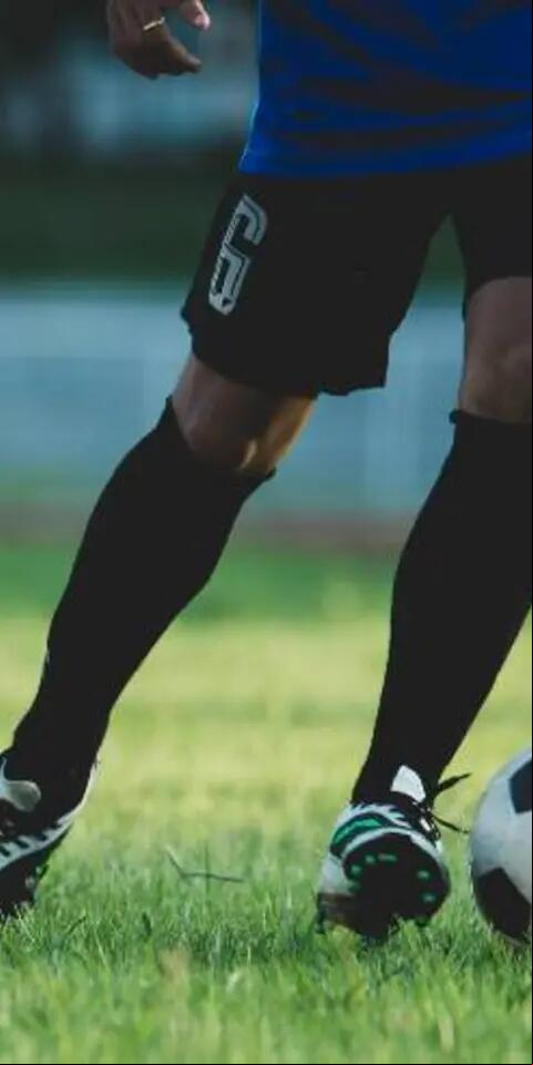 Jogador de futebol em campo - como apostar em empates