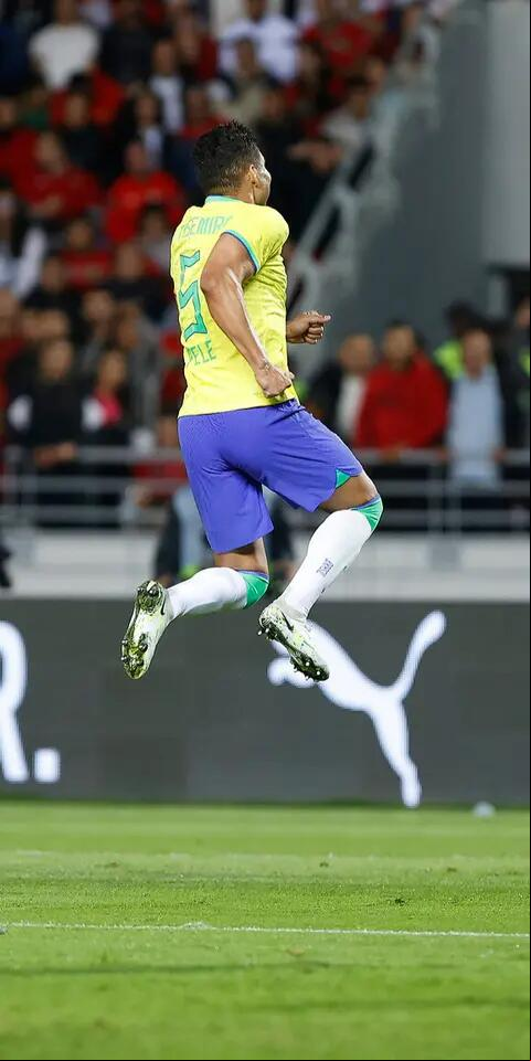 Volante Casimiro comemora gol em amistoso internacional