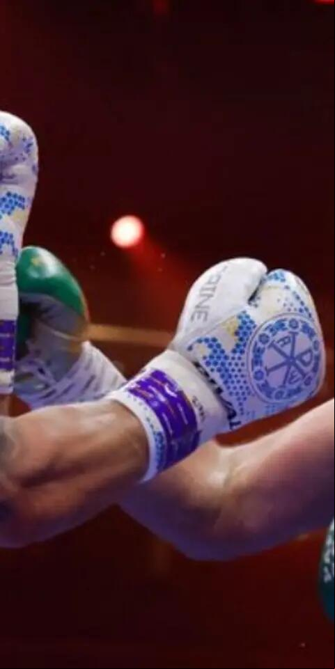 Oleksandr Usyk (left) is favored over Tyson Fury