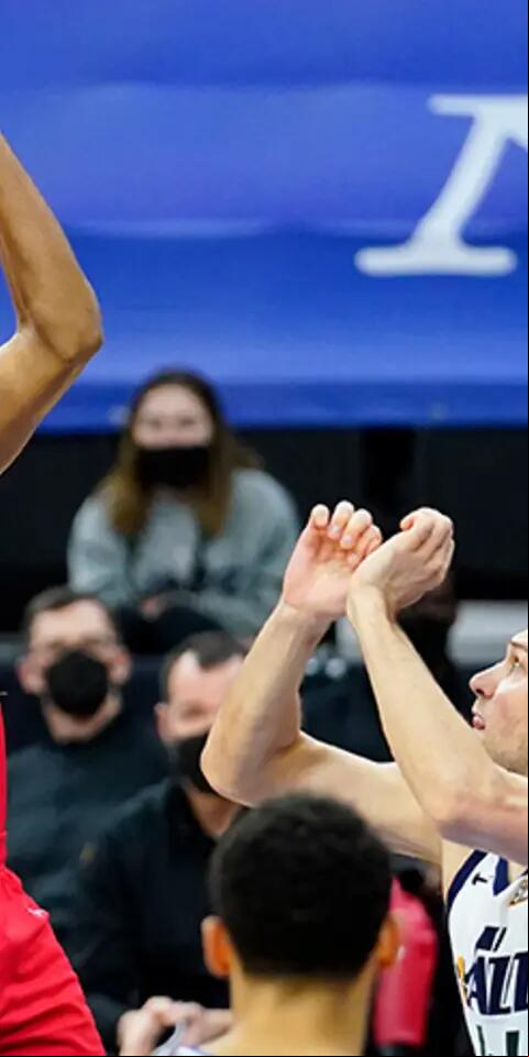 Tobias Harris' 76ers are favored in the Philadelphia vs Golden State odds.